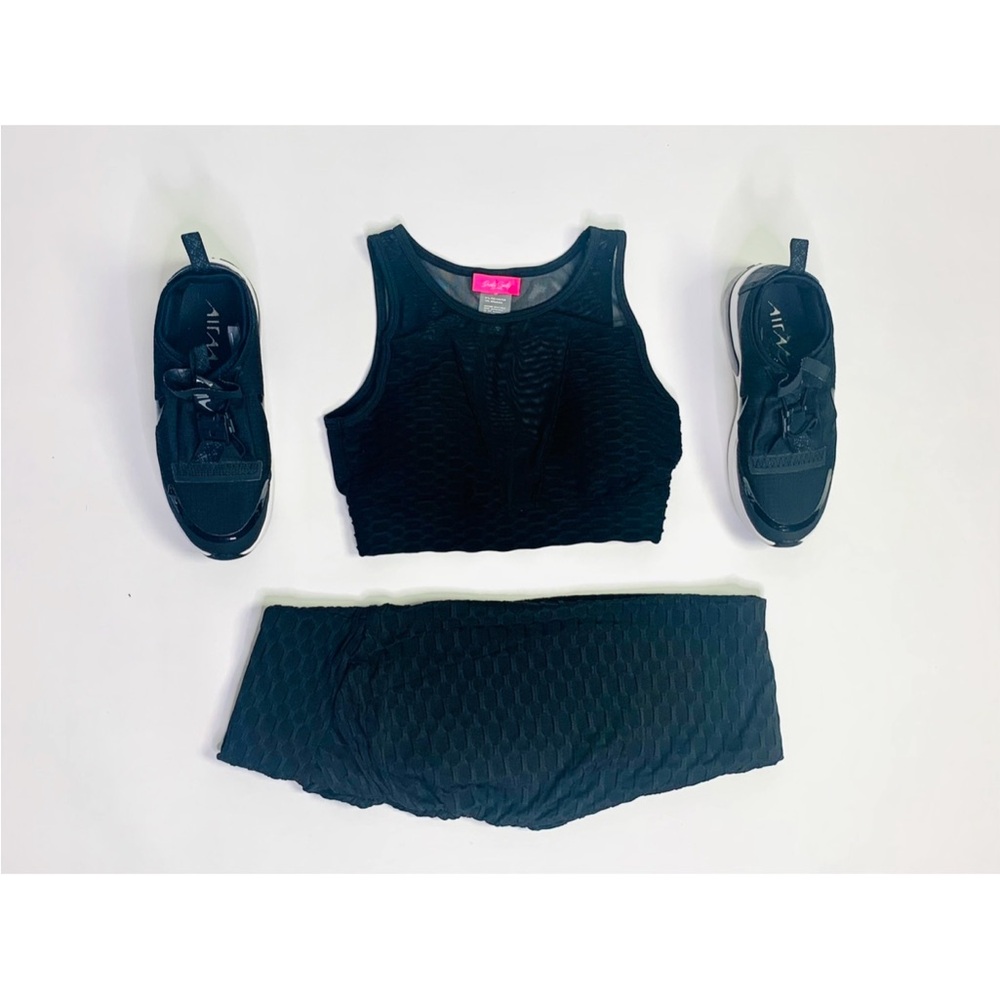 Black Athletic Crop Top and Leggings Set with Sneakers